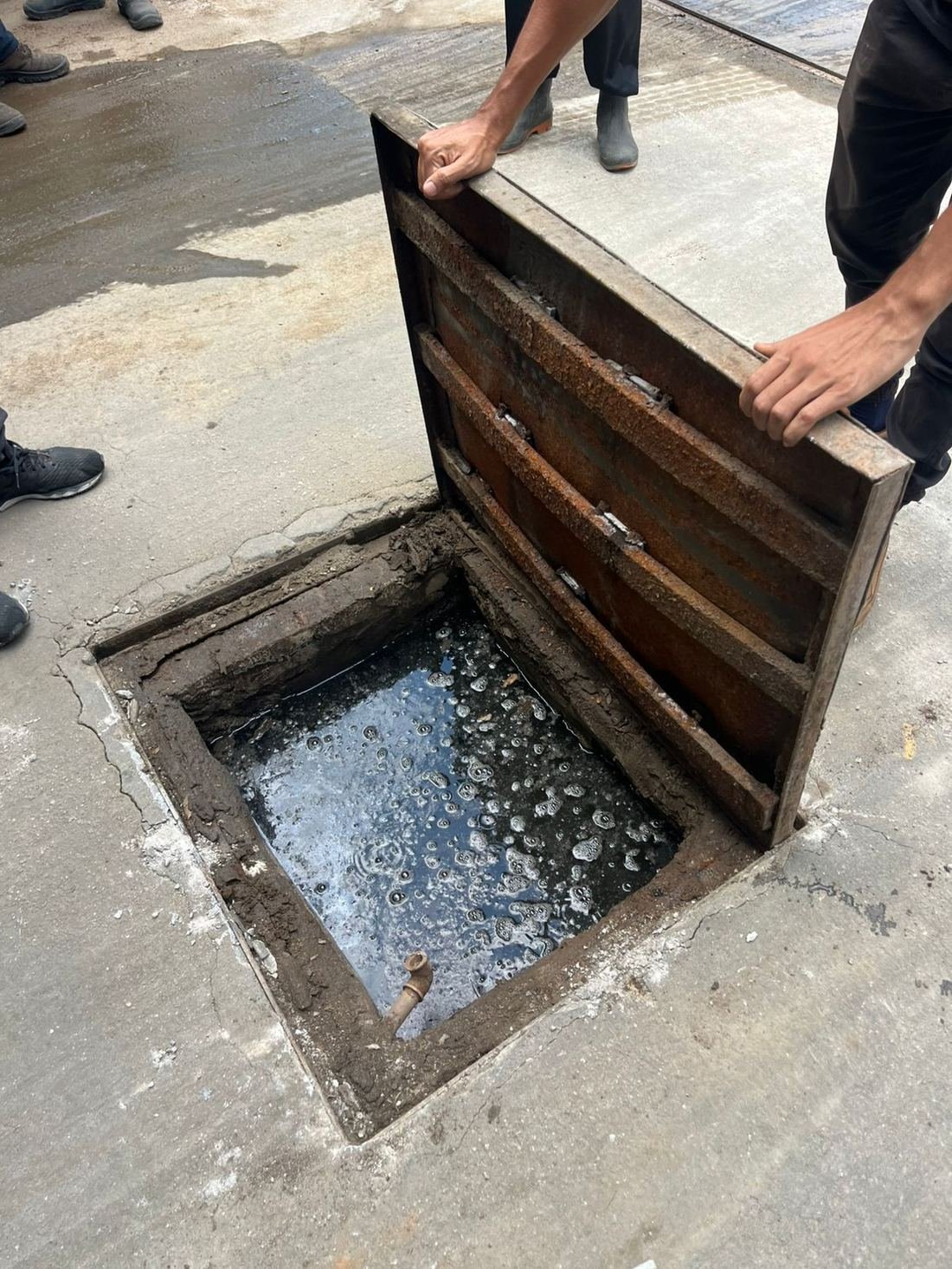 Caixa de gordura aberta durante limpeza feita pela Suprema Desentupidora