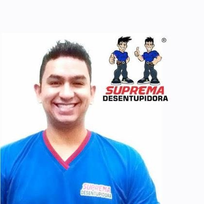 Especialista da Suprema Desentupidora uniformizado — Desentupimento de pia e ralo